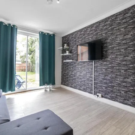 Comfortable & Convenient Spacious Private In Downshill Way