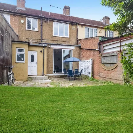 Comfortable & Convenient Spacious Private In Downshill Way Apartment
