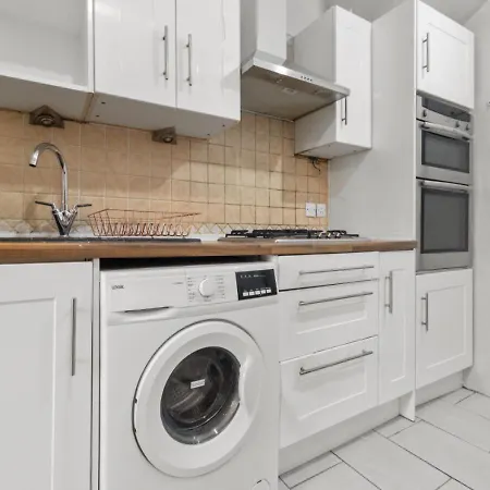 Comfortable & Convenient Spacious Private In Downshill Way Apartment