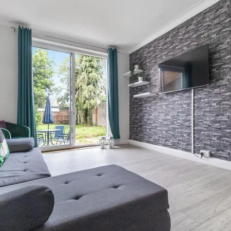 Comfortable & Convenient Spacious Private In Downshill Way