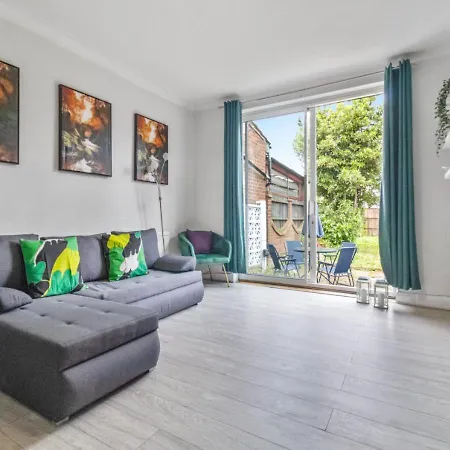 Comfortable & Convenient Spacious Private In Downshill Way London