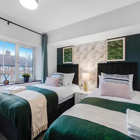 Shepherds Bush Abode - Garden - Sleeps 12 London
