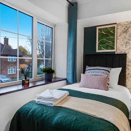 Shepherds Bush Abode - Garden - Sleeps 12 Holiday home *