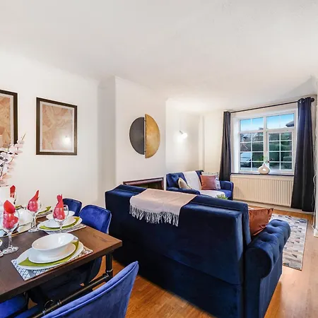 Shepherds Bush Abode - Garden - Sleeps 12 Holiday home