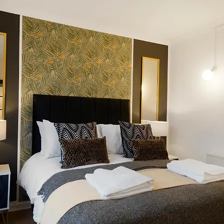 Shepherds Bush Abode - Garden - Sleeps 12 London