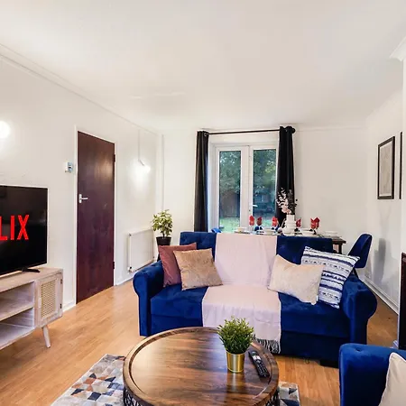 Holiday home Shepherds Bush Abode - Garden - Sleeps 12