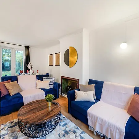 Shepherds Bush Abode - Garden - Sleeps 12 Holiday home London
