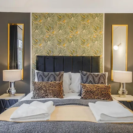 Holiday home Shepherds Bush Abode - Garden - Sleeps 12 London