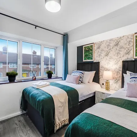 Shepherds Bush Abode - Garden - Sleeps 12