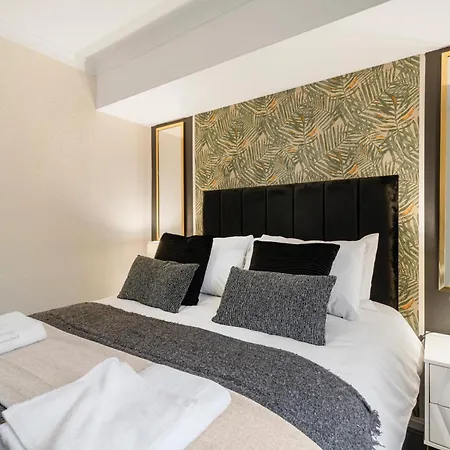 Shepherds Bush Abode - Garden - Sleeps 12 Holiday home