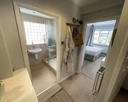 Cosy Kew Flat With Two Bedrooms *