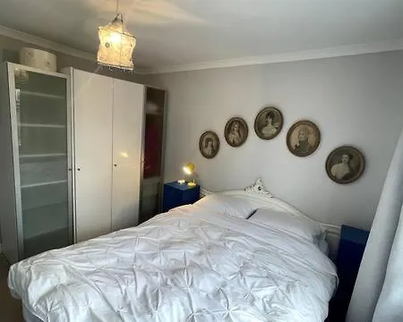 Cosy Kew Flat With Two Bedrooms *