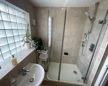 Cosy Kew Flat With Two Bedrooms London