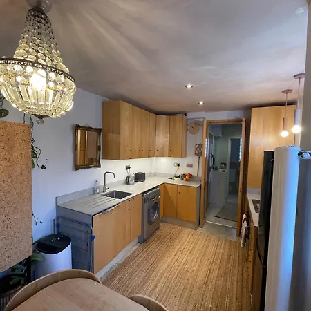 Cosy Kew Flat With Two Bedrooms Homestay London
