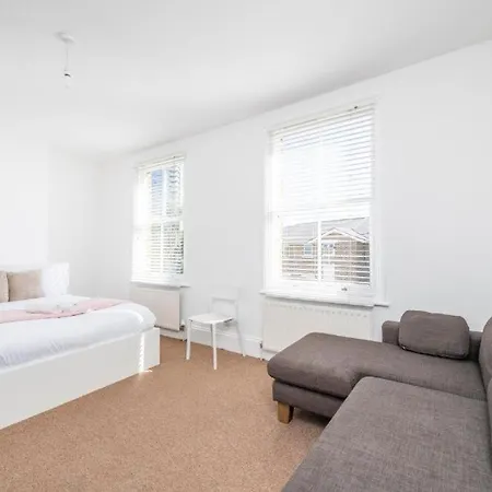 Luxury 4 Bedroom Flat With Stunning Shard View From Terrace In London! Next To Station, Sleeps 9 Apartment