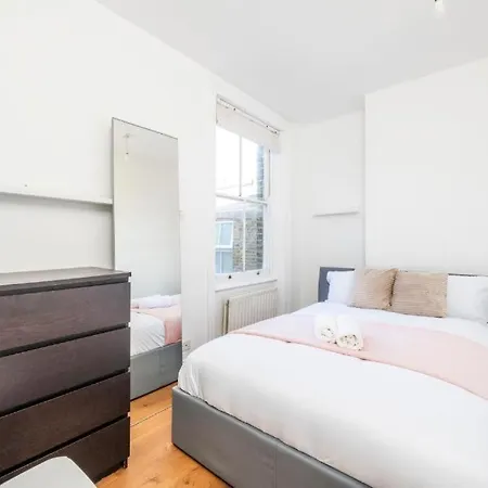 Apartment Luxury 4 Bedroom Flat With Stunning Shard View From Terrace In London! Next To Station, Sleeps 9