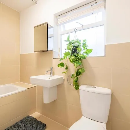 Luxury 4 Bedroom Flat With Stunning Shard View From Terrace In London! Next To Station, Sleeps 9 * London