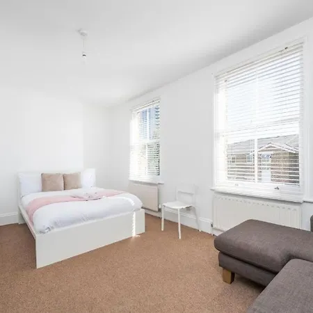 Apartment Luxury 4 Bedroom Flat With Stunning Shard View From Terrace In London! Next To Station, Sleeps 9 *