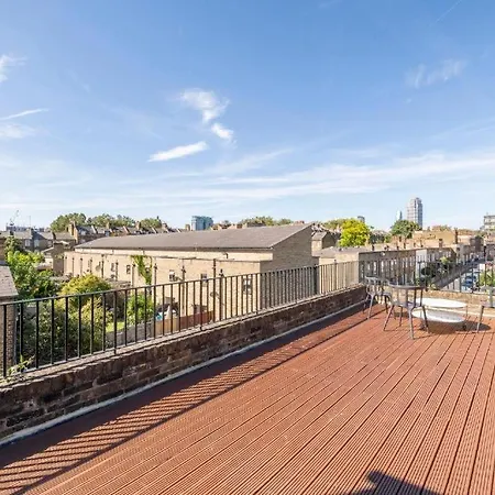 Apartment Luxury 4 Bedroom Flat With Stunning Shard View From Terrace In London! Next To Station, Sleeps 9 London