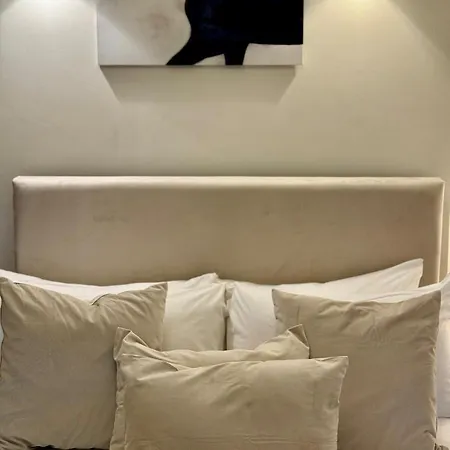 Sutherland Avenue Apartment *
