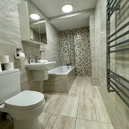 Sutherland Avenue Apartment *