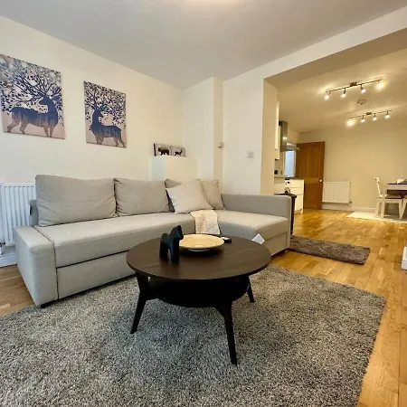 Sutherland Avenue Apartment *