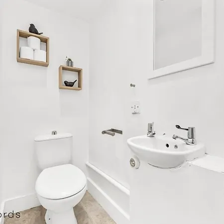 Exclusive 2 Bedroom Flat Near In Shepherds Bush Londra