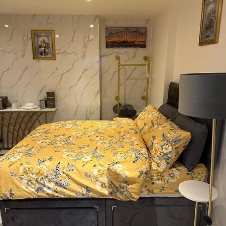Homestay Luxury In Victoria, 7 Minutes Walk To Victoria Station, 1 *