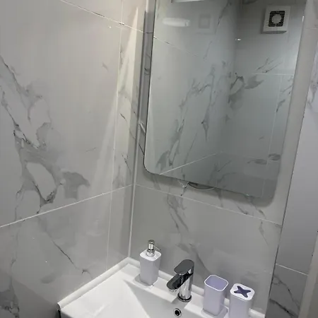 Luxury In Victoria, 7 Minutes Walk To Victoria Station, 1 Homestay *