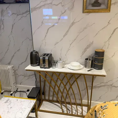 Homestay Luxury In Victoria, 7 Minutes Walk To Victoria Station, 1