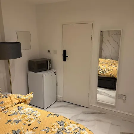 Luxury In Victoria, 7 Minutes Walk To Victoria Station, 1 Homestay London