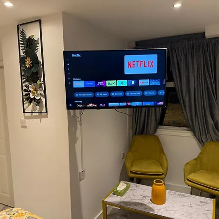 Luxury In Victoria, 7 Minutes Walk To Victoria Station, 1 *