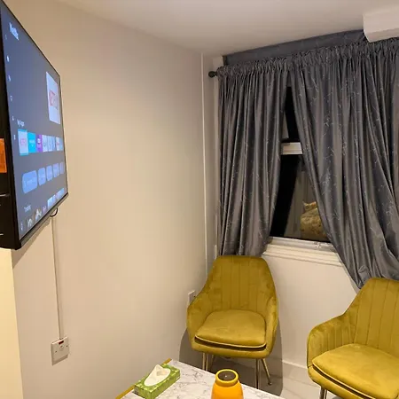 Homestay Luxury In Victoria, 7 Minutes Walk To Victoria Station, 1