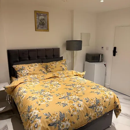 Luxury In Victoria, 7 Minutes Walk To Victoria Station, 1 Homestay *