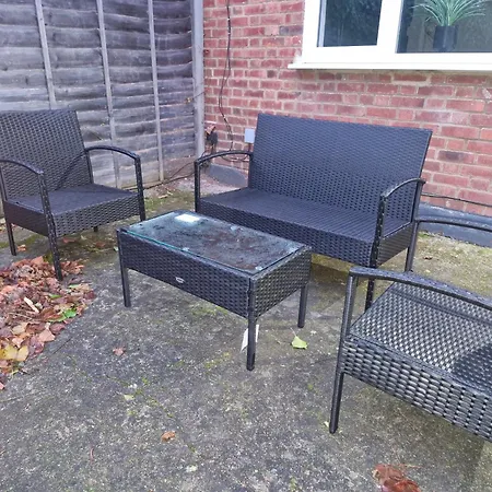 Lovely 2 Bed Heathrow And Parking Apartment Feltham