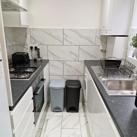 Lovely 2 Bed Heathrow And Parking Apartment Feltham