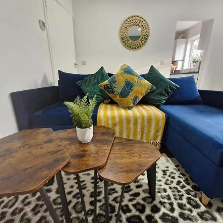 Lovely 2 Bed Heathrow And Parking * Feltham