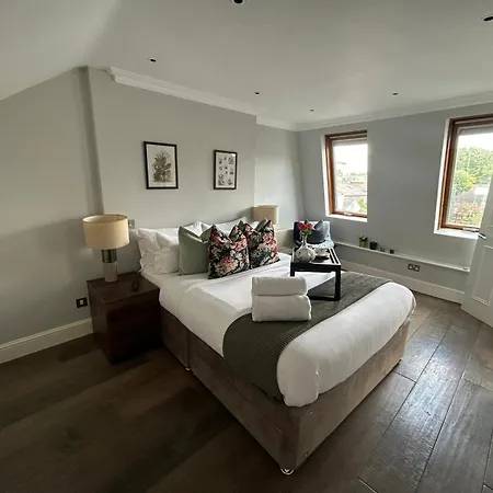 Beautiful And Spacious 2 Bed, 2 Bath Bordering Fulham And Chelsea - Entire With Private Entrance London