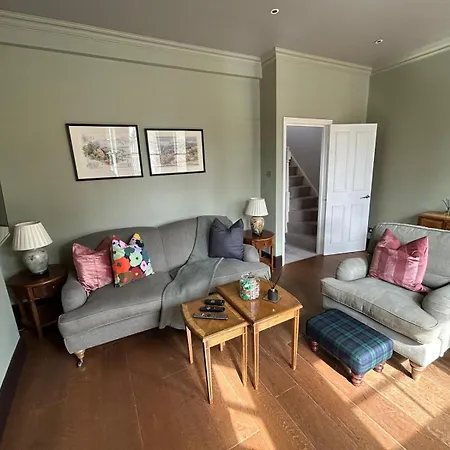 Beautiful And Spacious 2 Bed, 2 Bath Bordering Fulham And Chelsea - Entire With Private Entrance Apartment
