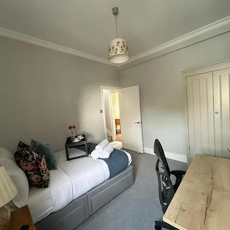 Beautiful And Spacious 2 Bed, 2 Bath Bordering Fulham And Chelsea - Entire With Private Entrance Apartment *