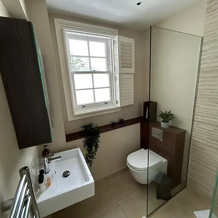 Beautiful And Spacious 2 Bed, 2 Bath Bordering Fulham And Chelsea - Entire With Private Entrance Apartment London