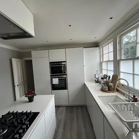 Apartment Beautiful And Spacious 2 Bed, 2 Bath Bordering Fulham And Chelsea - Entire With Private Entrance London