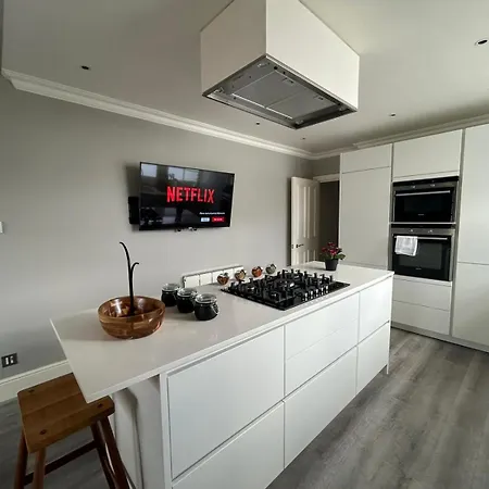 Beautiful And Spacious 2 Bed, 2 Bath Bordering Fulham And Chelsea - Entire With Private Entrance London