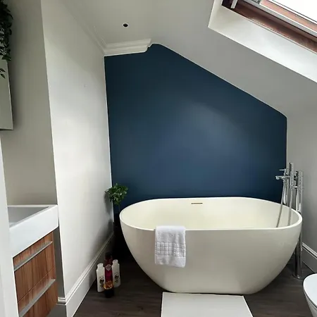 Beautiful And Spacious 2 Bed, 2 Bath Bordering Fulham And Chelsea - Entire With Private Entrance Apartment