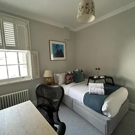 Apartment Beautiful And Spacious 2 Bed, 2 Bath Bordering Fulham And Chelsea - Entire With Private Entrance