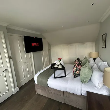 Beautiful And Spacious 2 Bed, 2 Bath Bordering Fulham And Chelsea - Entire With Private Entrance Apartment *