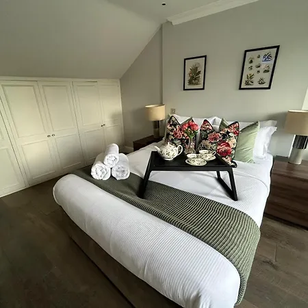Apartment Beautiful And Spacious 2 Bed, 2 Bath Bordering Fulham And Chelsea - Entire With Private Entrance London