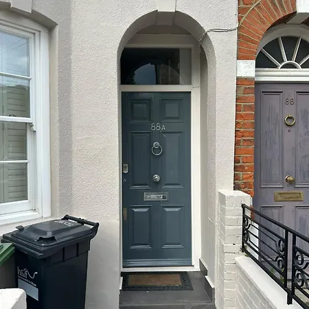 Beautiful And Spacious 2 Bed, 2 Bath Bordering Fulham And Chelsea - Entire With Private Entrance *
