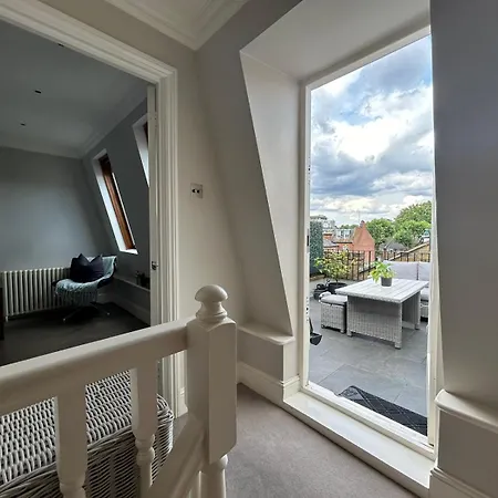 Beautiful And Spacious 2 Bed, 2 Bath Bordering Fulham And Chelsea - Entire With Private Entrance London