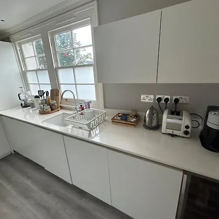 Beautiful And Spacious 2 Bed, 2 Bath Bordering Fulham And Chelsea - Entire With Private Entrance * London